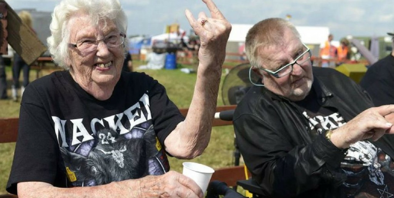 Dos abuelos se escaparon de un geriátrico y los encontraron en un festival de heavy metal