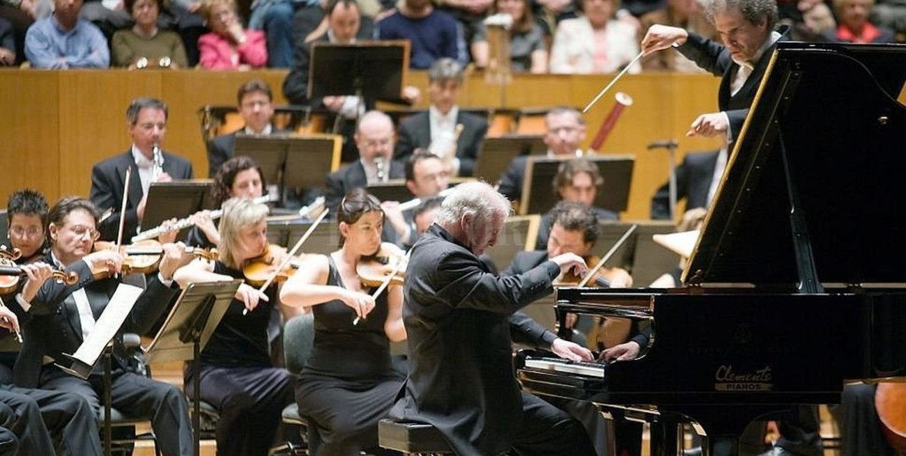 Barenboim debió interrumpir dos veces su concierto para pedir silencio