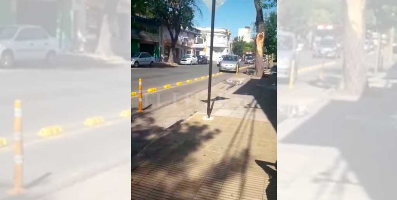 Un "Estacioná donde quieras" que atenta contra ciclistas