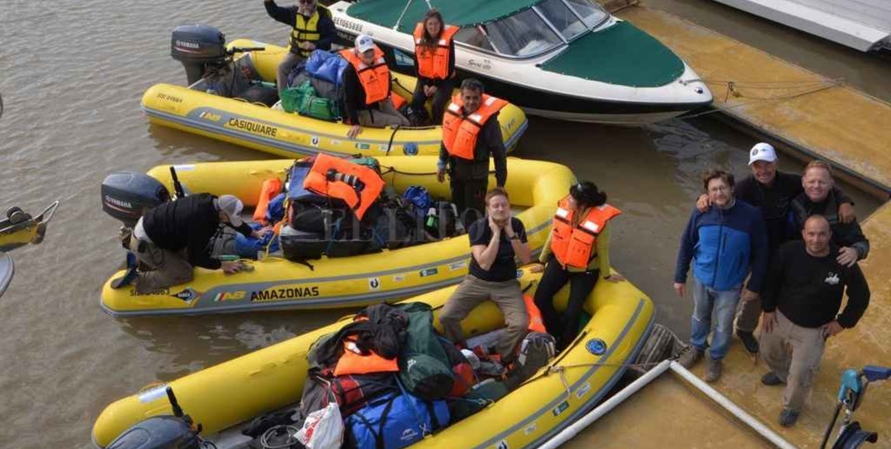 Expedicionarios navegan por el Paraná hasta el Amazonas