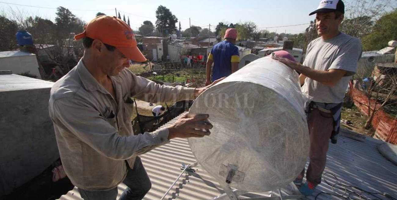 Los Sin Techo instalan calefones solares en barrio Las Lomitas