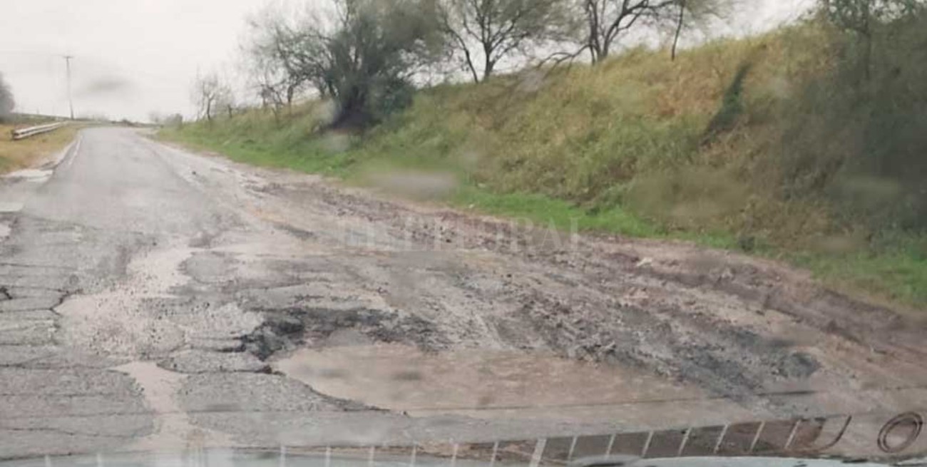 Peligroso bache en el acceso a la autopista Santa Fe - Rosario por Circunvalación