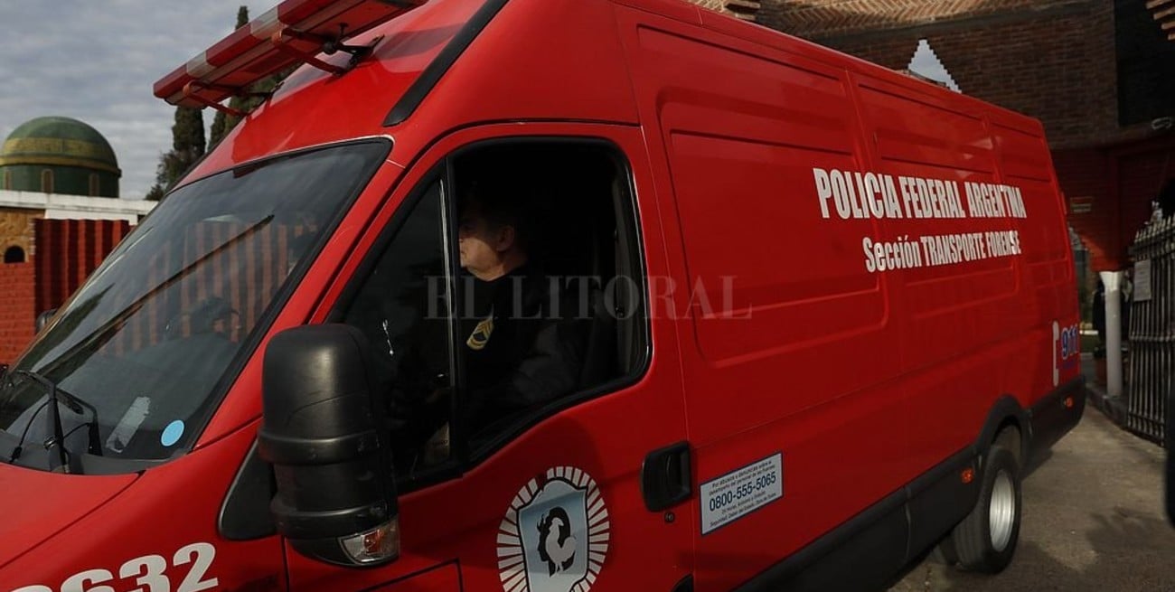 Exhumaron los restos de Carlitos Menem y cotejan el ADN con los de sus padres