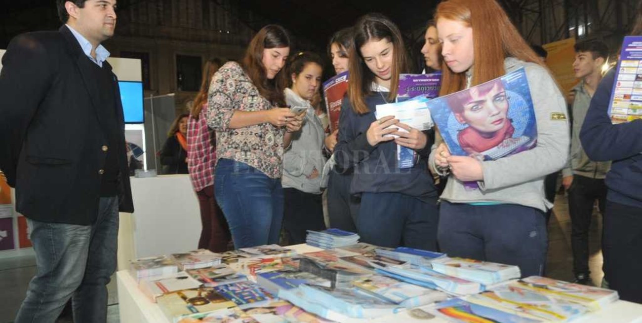 Inauguraron la Expo Carreras en la Estación Belgrano 