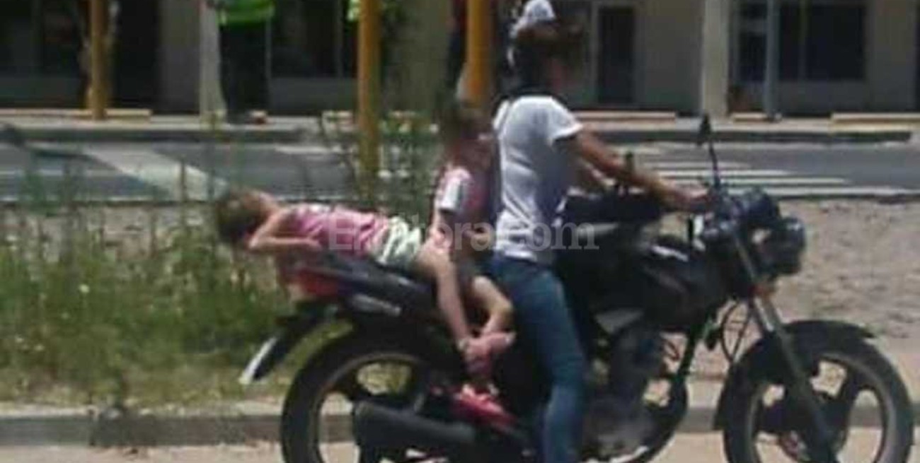 ¿Y los agentes? 3 en una moto y sin casco en plena Ruta 1