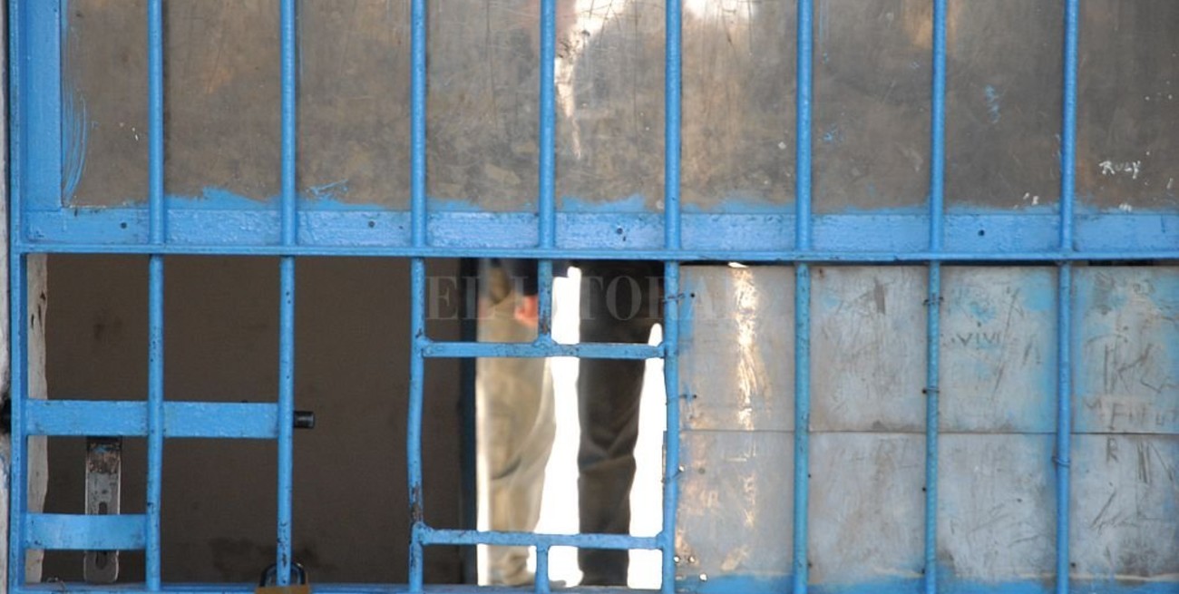 Prisión preventiva por fracturarle la tibia a golpes a un niño de dos años