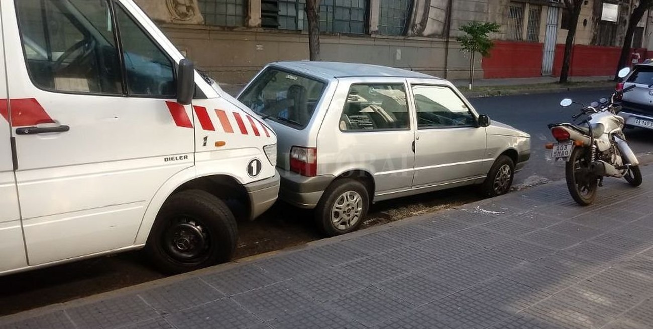 Un auto y una moto que complican el traslado de pacientes