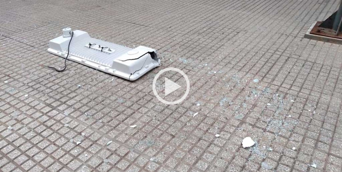 Pudo ser una tragedia: se cayó una luminaria de la peatonal San Martín