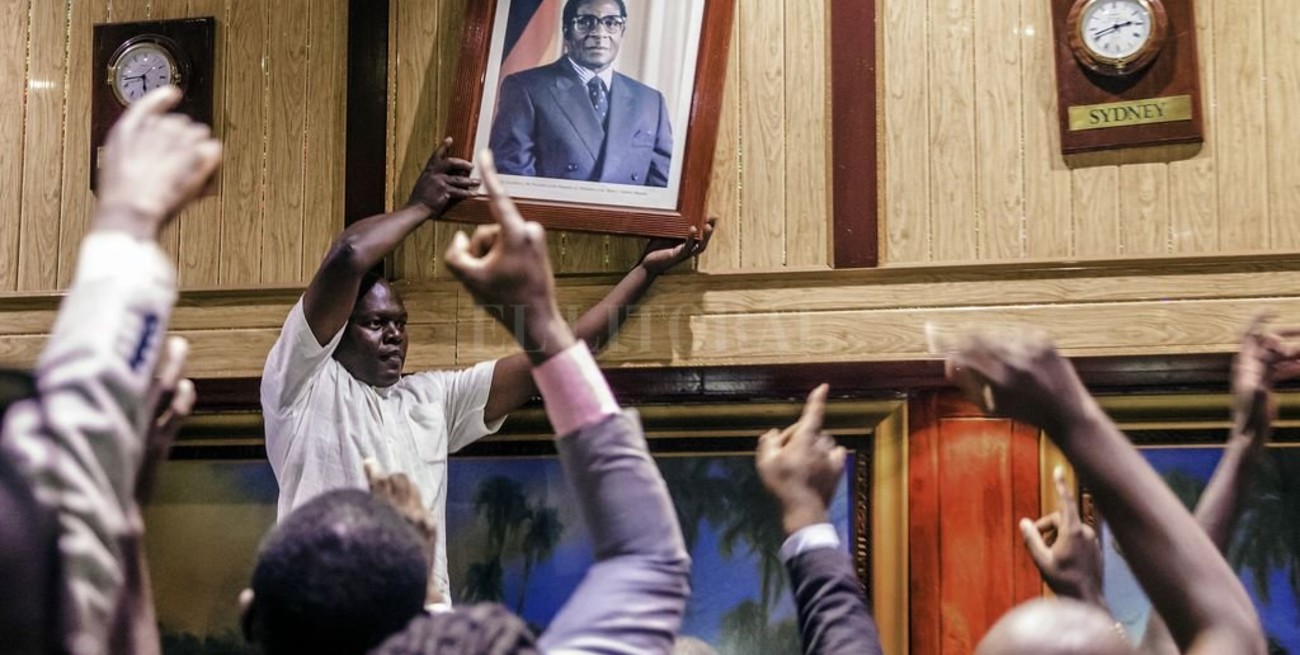 Zimbabwe: bajo presión, renunció el presidente Mugabe