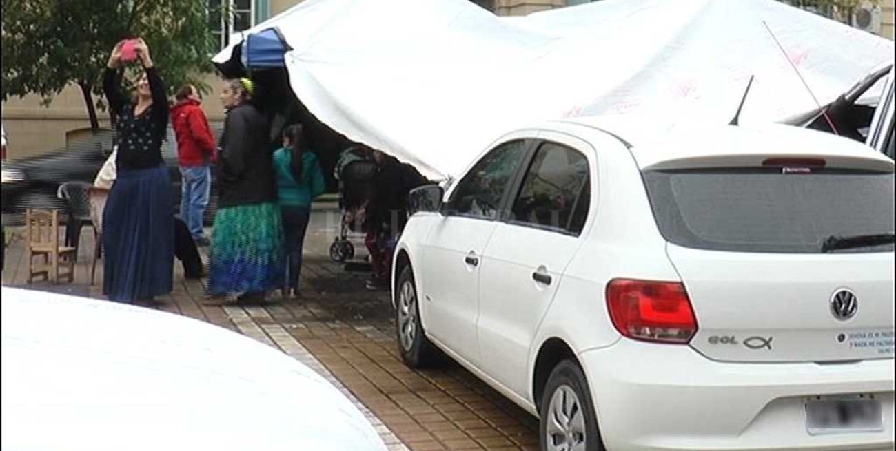 Amor gitano: llegaron de todo el país y acampan frente al Cullen