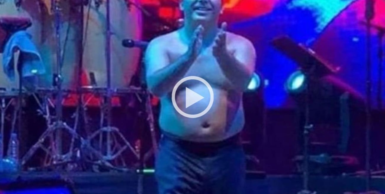 Cristian Castro se sacó la camisa y mostró su pésimo estado físico