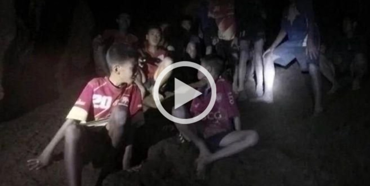 El momento en el que hallan con vida a los 12 niños en una cueva de Tailandia