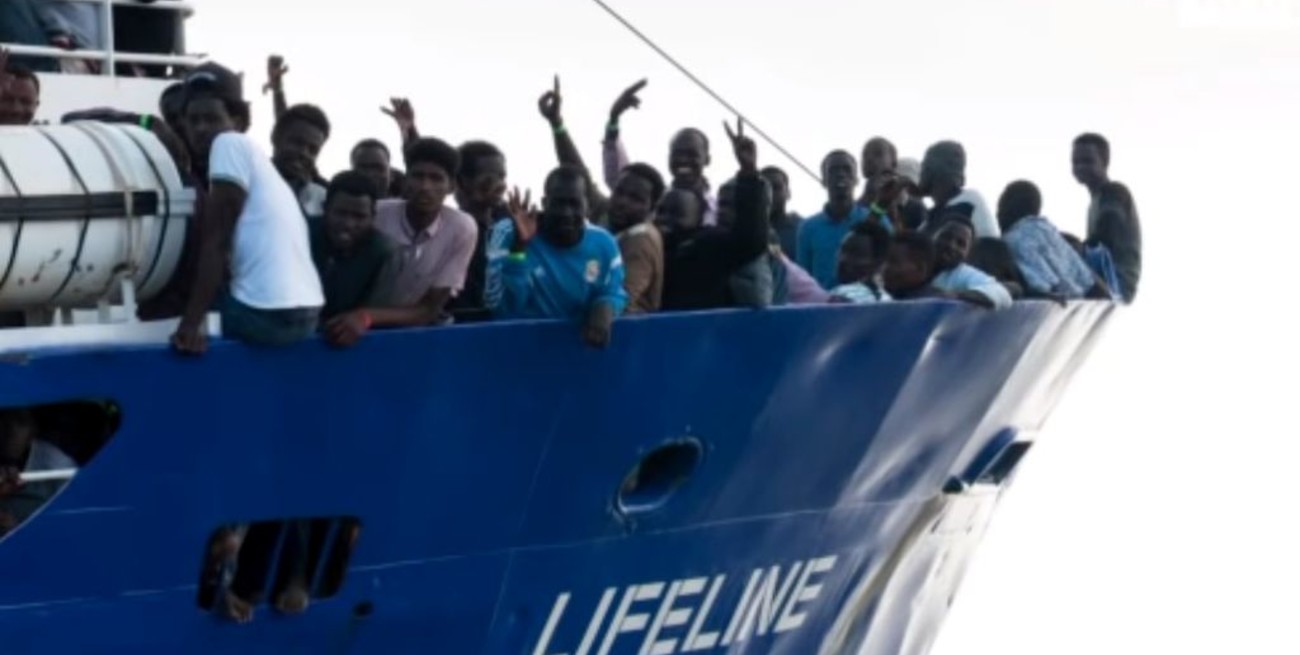 Dramática situación a bordo de un barco de rescate con 230 migrantes 