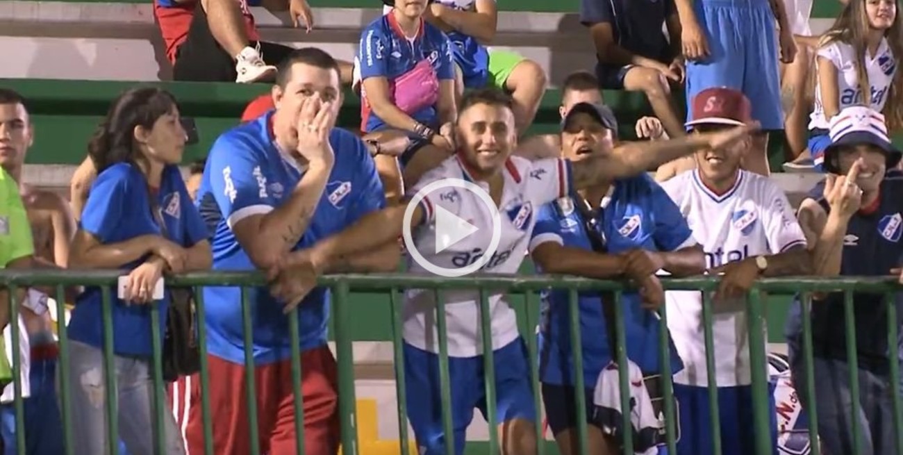 Indignante: Hinchas de Nacional imitaron a un avión cayéndose en el partido frente a Chapecoense