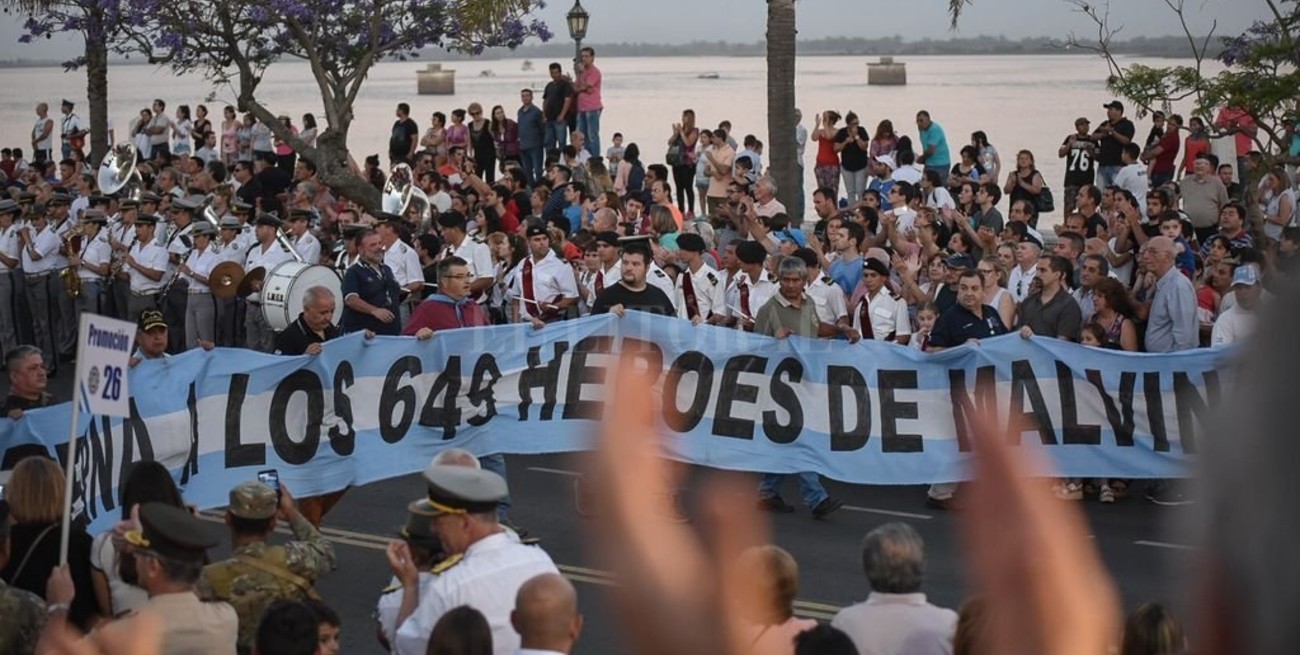 Con un desfile en la Costanera, la ciudad celebró el 70 aniversario del Liceo Militar