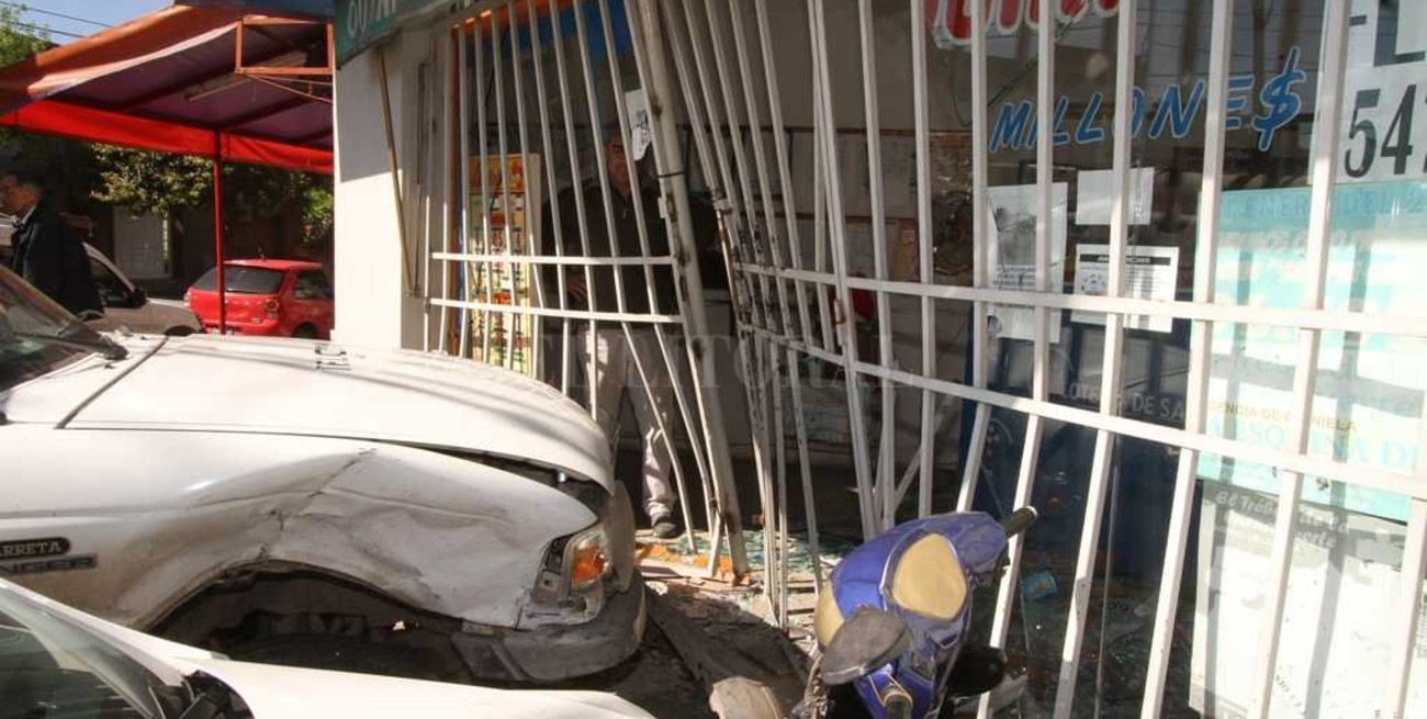 Choque en barrio Candioti y destrozos en el frente de una quiniela
