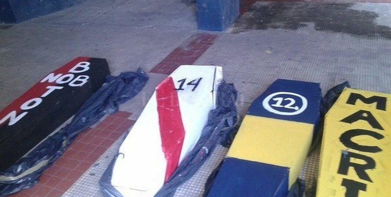 Hallan ataúdes pintados de Newells, Boca, River y el nombre de Macri