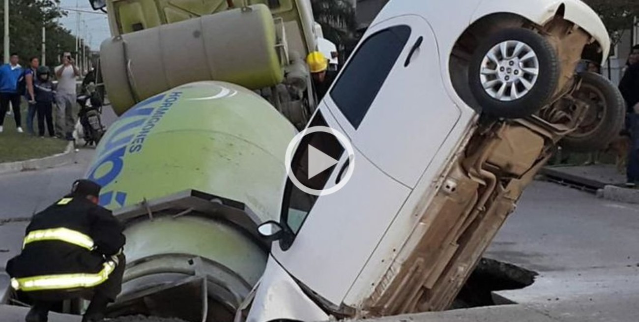 Se abrió el asfalto y se tragó un auto y un camión 