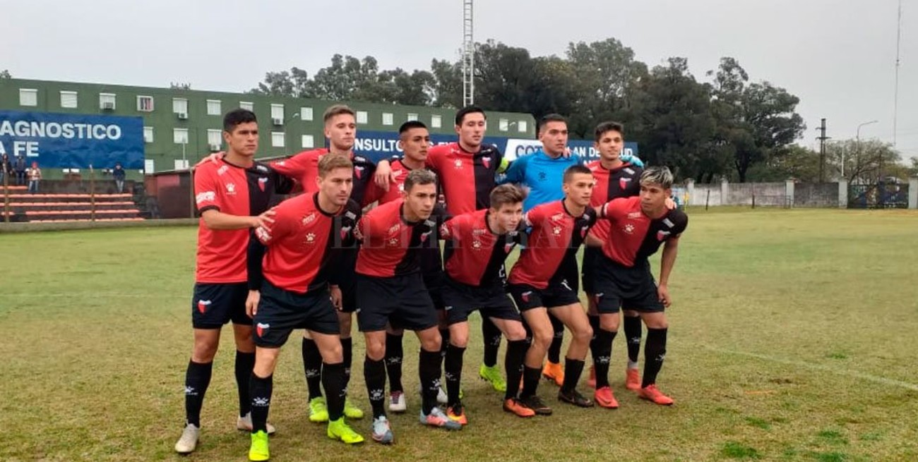 Las reservas de Colón y Unión estrenaron las nuevas camisetas