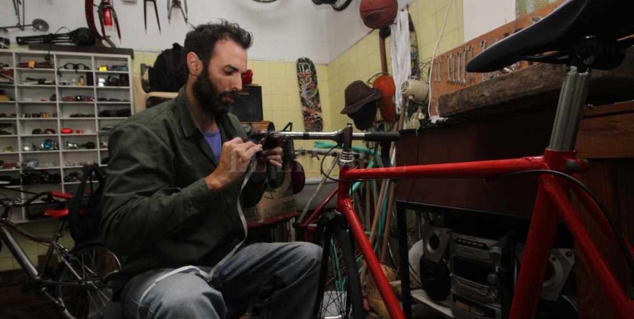 Restaurar bicicletas, un oficio que resurge en la ciudad