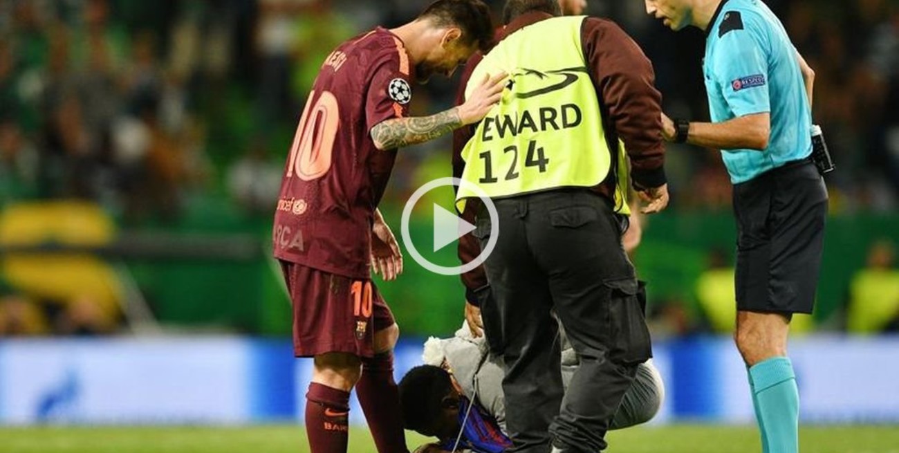 El mundo a sus pies: Un hincha del Sporting Lisboa le besó el pie izquierdo a Messi