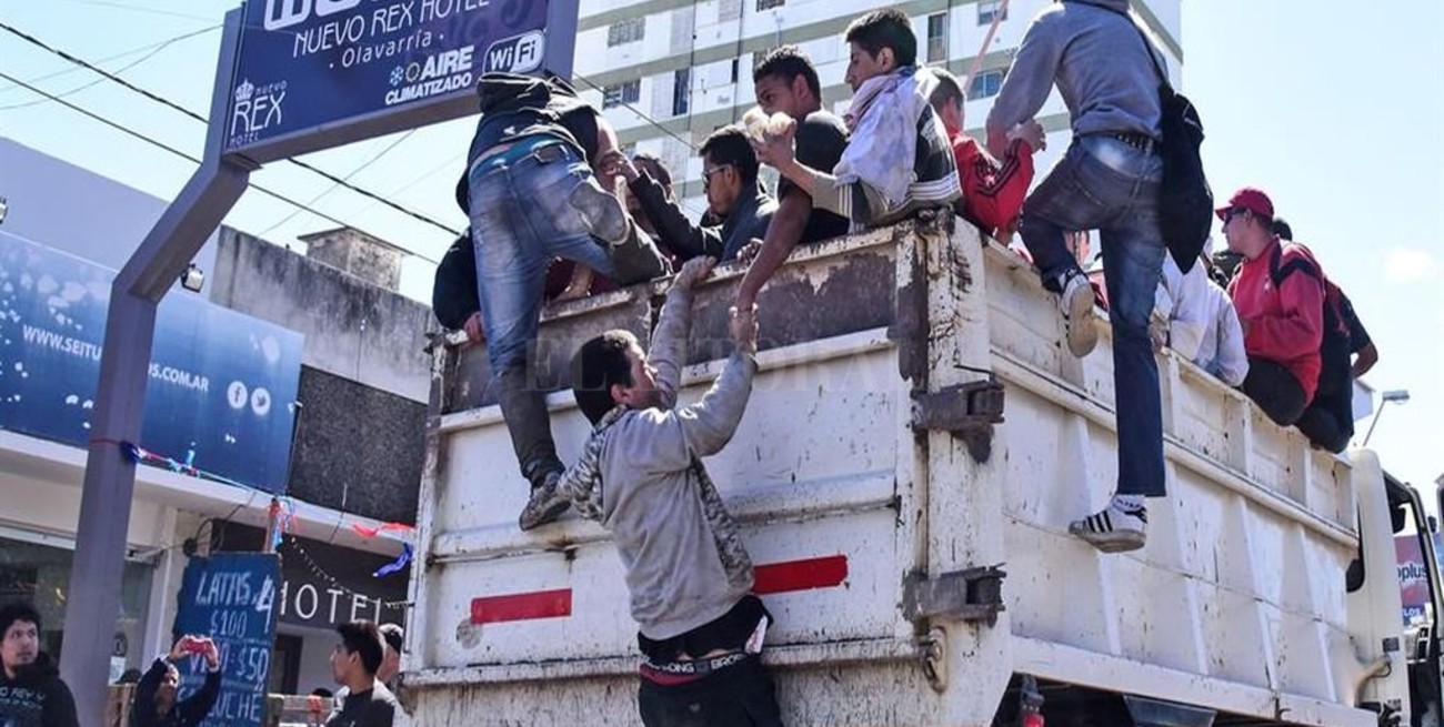 Evacúan en camiones a los fanáticos del Indio Solari