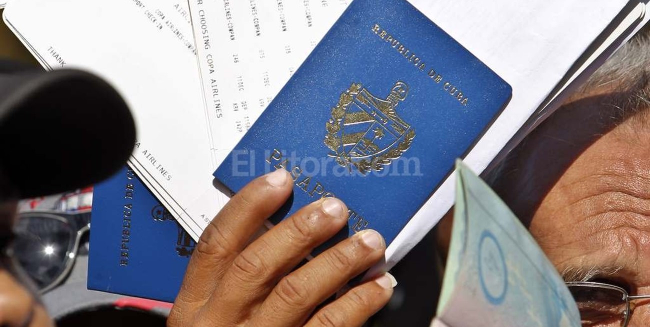 Cuba restringe el viaje de médicos por salidas masivas