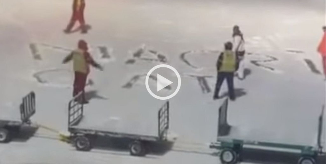 Los quieren sancionar por escribir "Macri gato" en la nieve