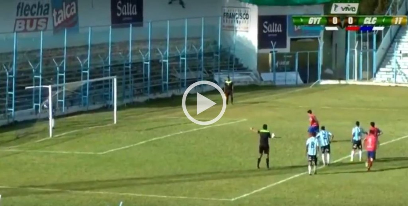 El increíble penal que atajó un arquero de espaldas a la pelota