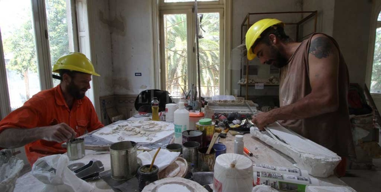 Dos artesanos, un desafío: armar un rompecabezas de mil piezas de yeso