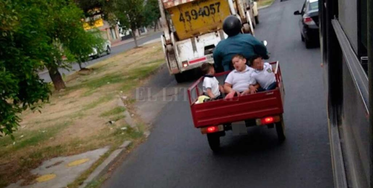 Imprudencia total: los chicos en el "cargo" de una moto