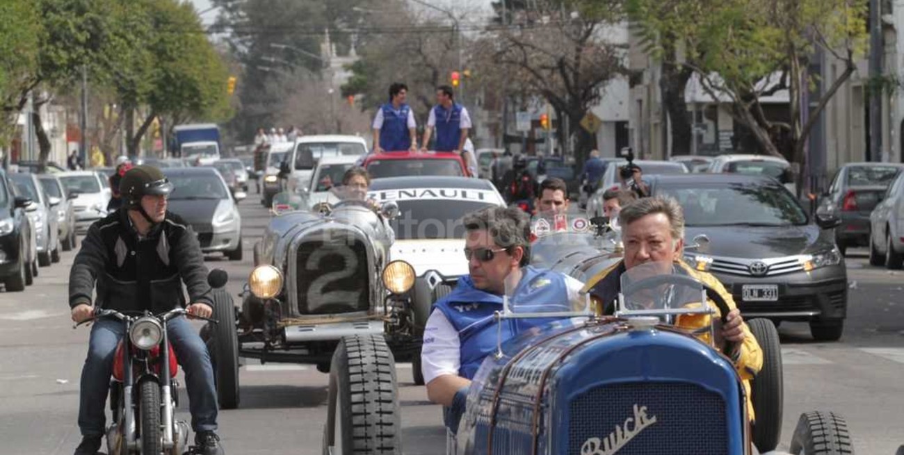 Caravana de autos clásicos por las calles de la ciudad