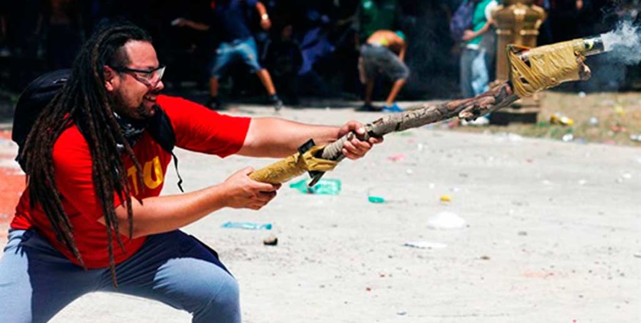 Rompió el silencio el militante que lanzó un mortero en los incidentes por la reforma previsional