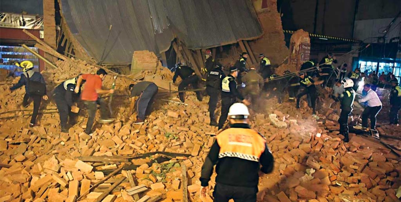 El derrumbe de un edificio en remodelación dejó tres muertos
