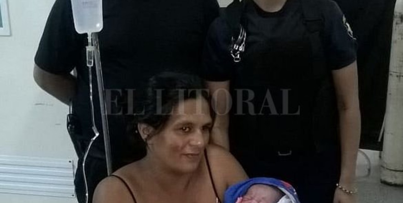 Dos policías asistieron a una mujer que dio a luz en la calle