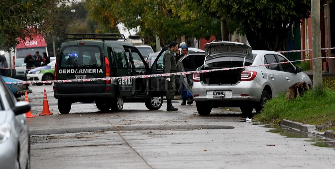 Un policía mató a tiros a un adolescente que le robó las tazas de las ruedas de su auto