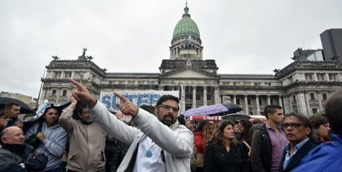 Autorizan a instalar "carpa itinerante docente" frente al Congreso hasta el 19 de abril