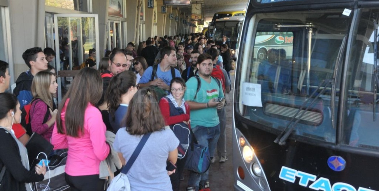 Largas colas para viajar a Paraná y otros destinos