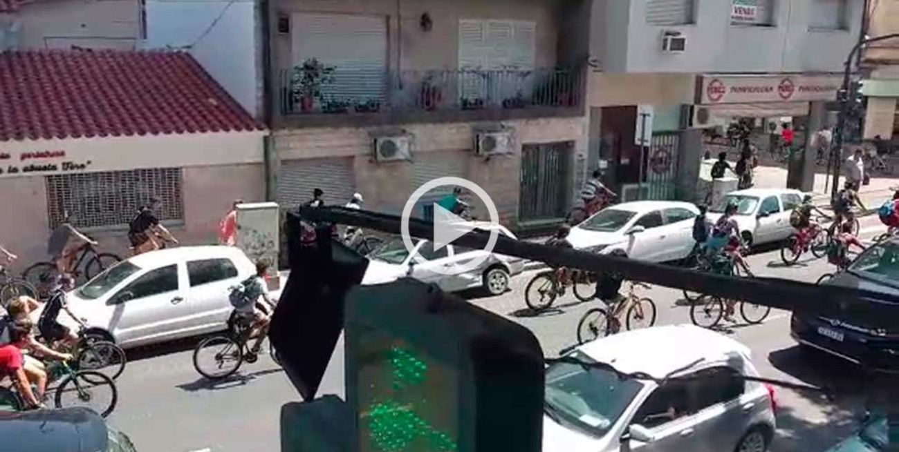 Video: ¡Peligro! Una horda de ciclistas en contramano 