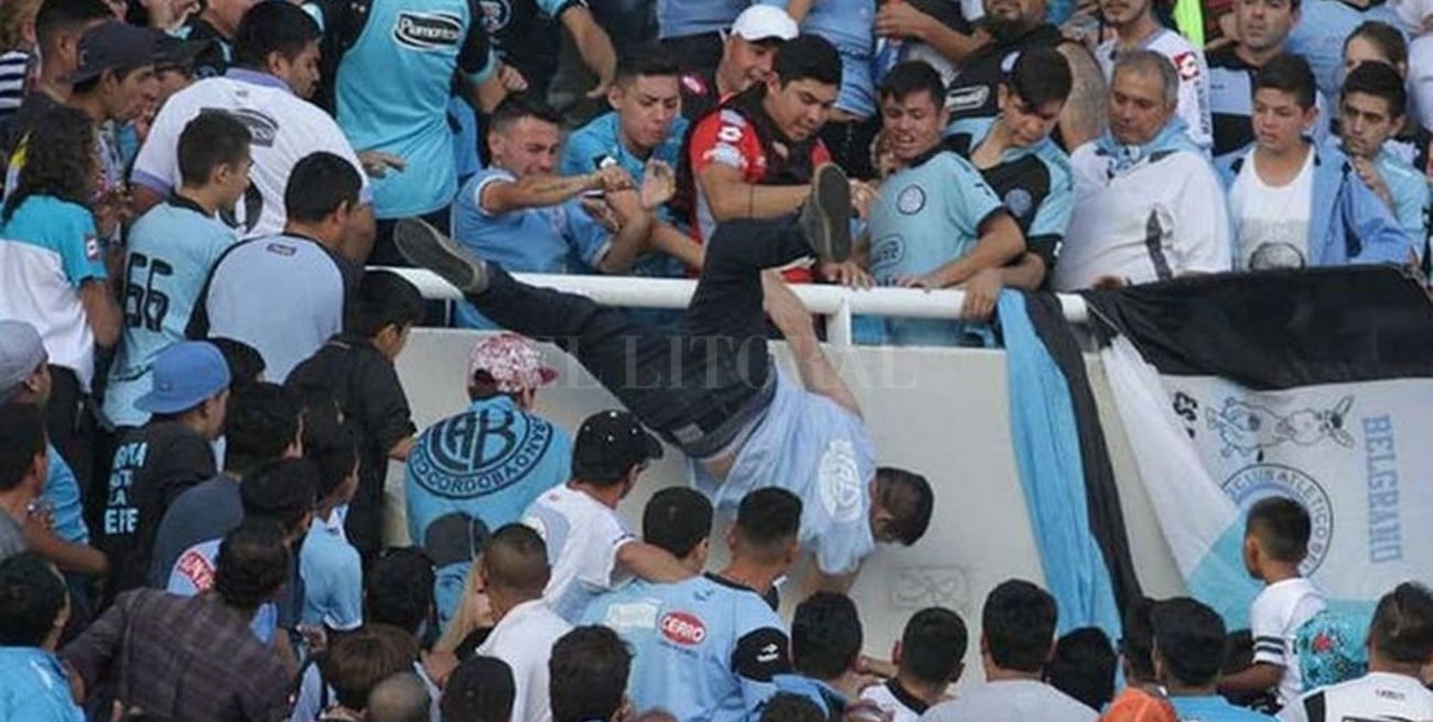 Agoniza el hincha de fútbol arrojado desde una tribuna