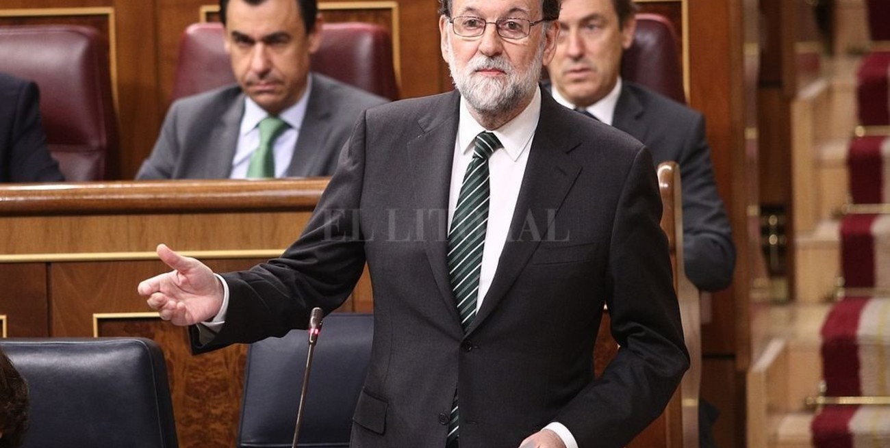Rajoy anunció el cese del gobierno catalán y convocó a elecciones regionales