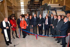 Archivo. CORTE DE CINTA Y BENDICIÓN. Autoridades de distintos ámbitos se dieron cita una década atrás en el Parque Industrial de Sauce Viejo para dejar inaugurada la planta gráfica AGL.