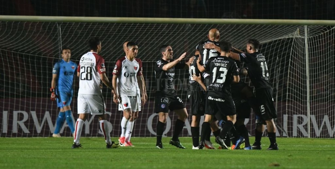 Colón perdió ante Argentinos y necesitará ganar en la vuelta