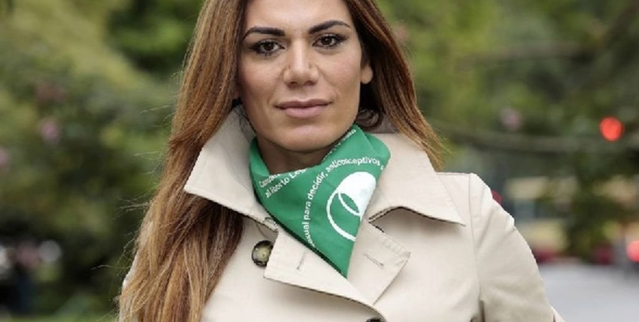 "Este hombre vestido de mujer", así se refirieron a Flor de la V