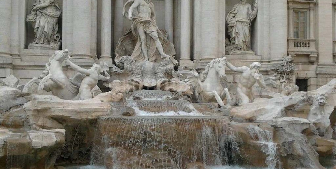 Prohíben sentarse a comer y beber frente a la Fontana di Trevi