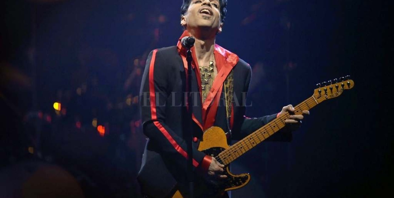 Subastan una guitarra de Prince en 700 mil dólares