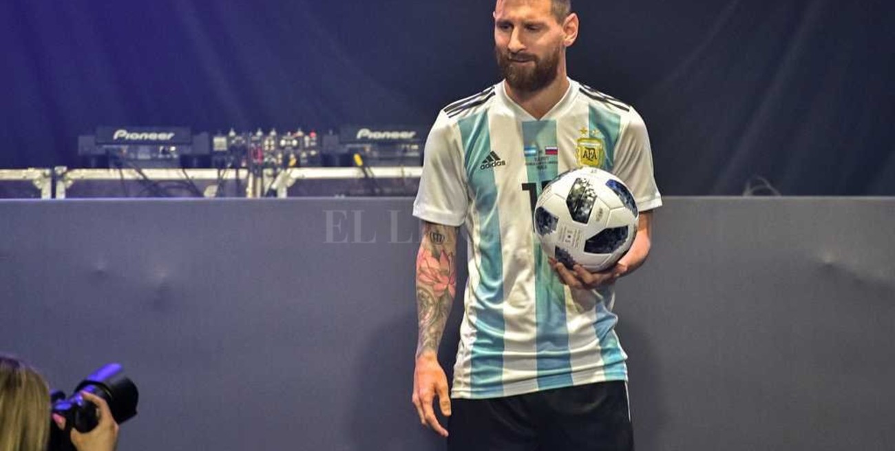 Messi presentó la pelota oficial del Mundial Rusia 2018
