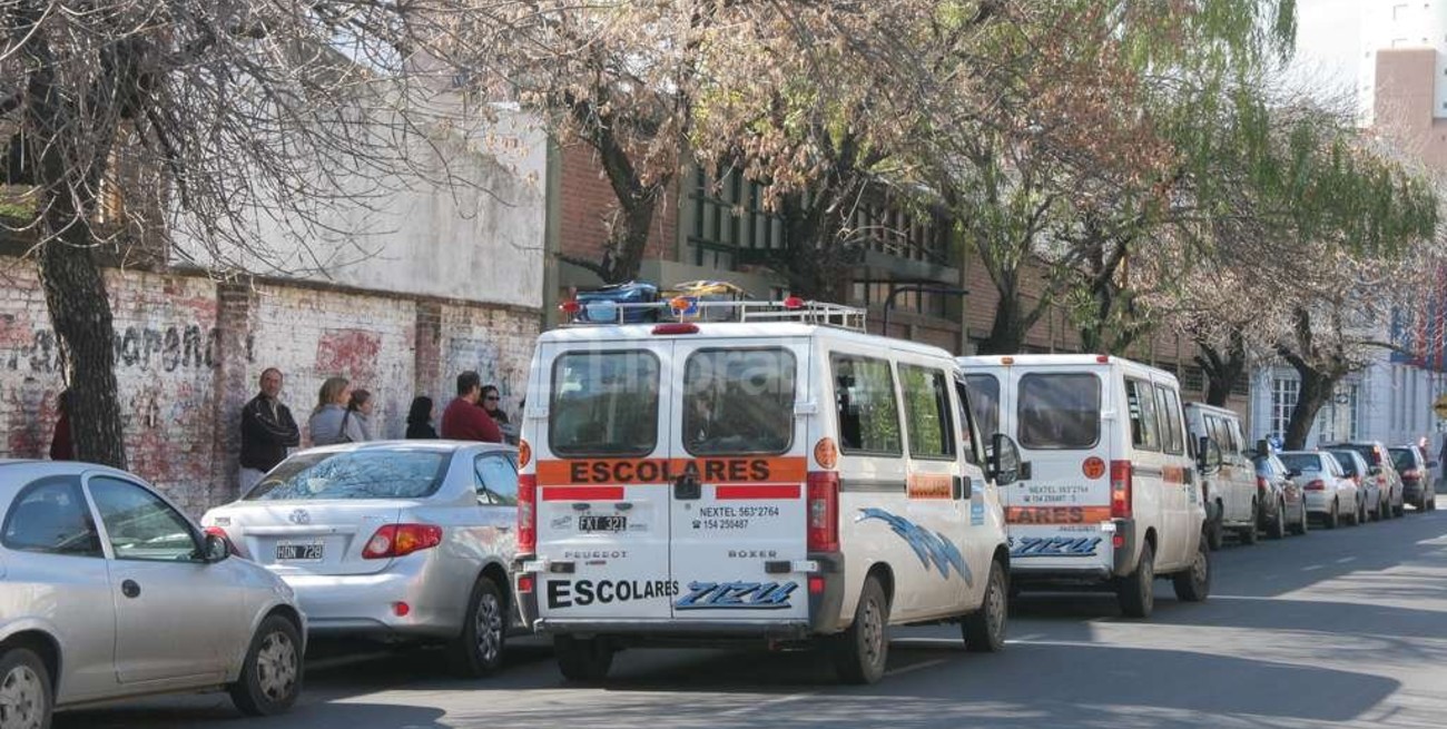 Piden que se evalúe la prohibición de estacionar en accesos a escuelas