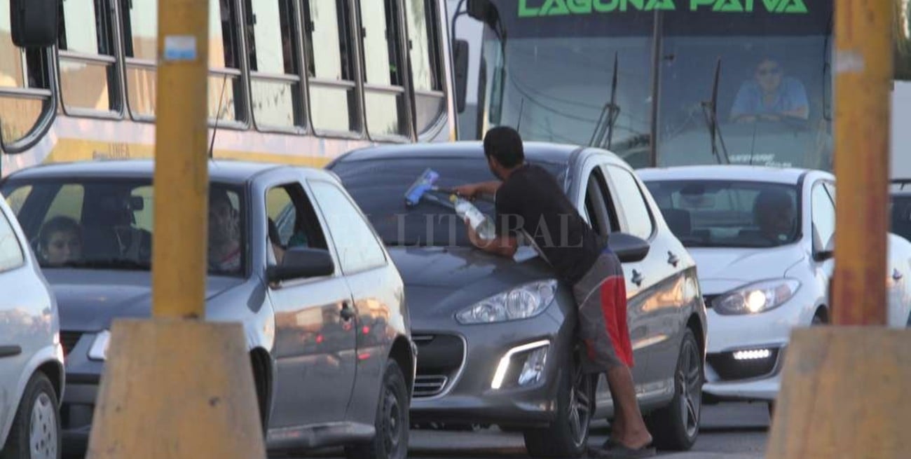 Se reinsertaron 142 ex limpiavidrios, pero sólo se donaron 280 mil pesos