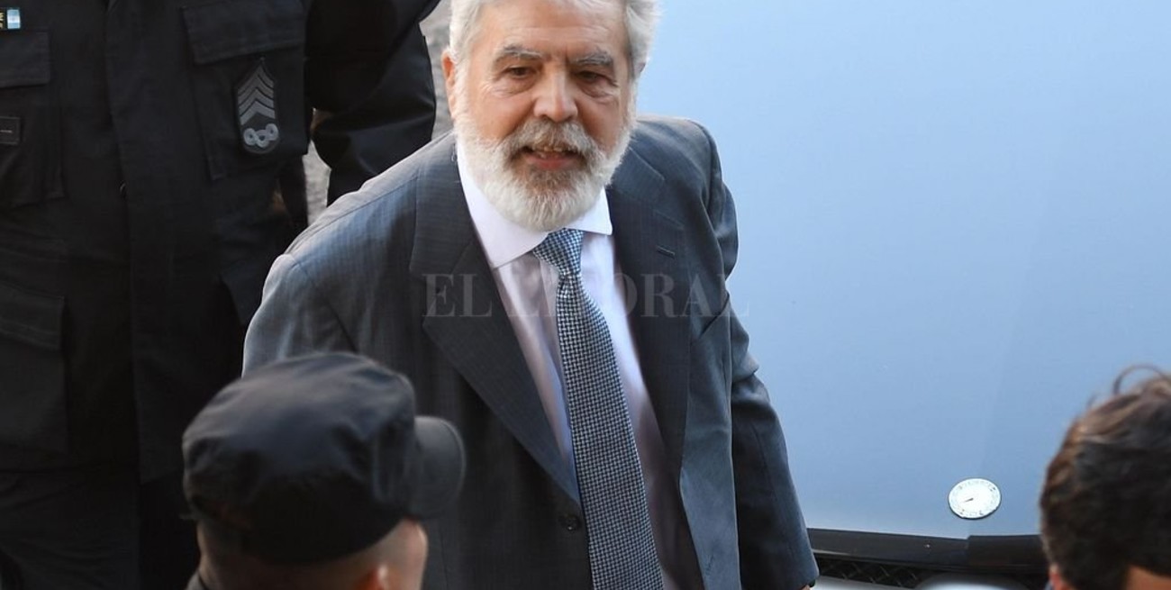 Procesaron a De Vido y a José López por coimas y administración fraudulenta